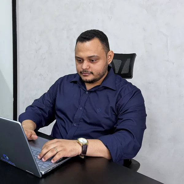 Thales Wendel atendendo no escritório da Consultivo